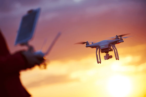 drone-pilotage-sunset-600nw-521421886